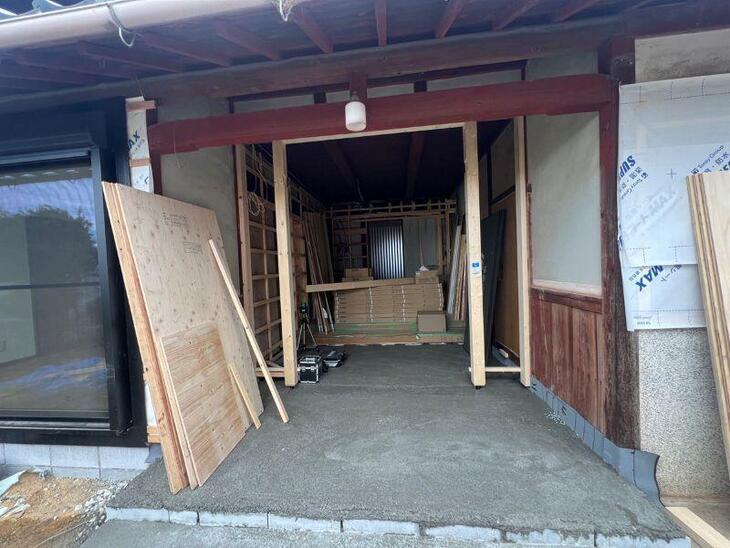 玄関を鎧張りで仕上げていきます。大工さんの腕の見せ所です！【野洲店スタッフ】