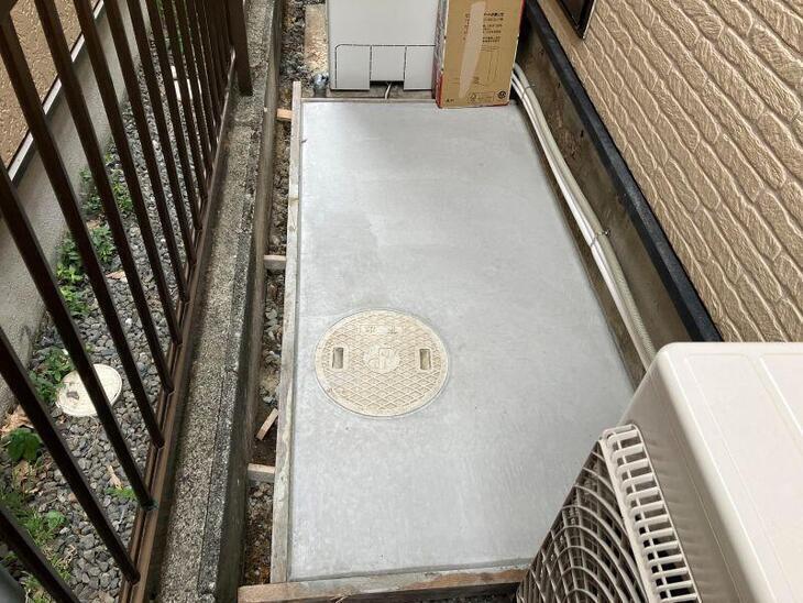 勝手口に土間コンクリートを打設しました。【湖西店スタッフ】