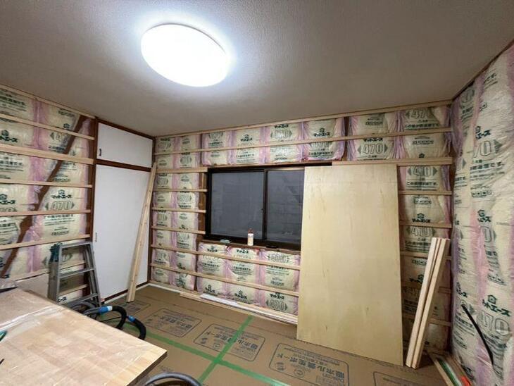 暖かいお部屋にするために断熱材を入れ直しています！寒い冬が来る前に！【野洲店スタッフ】