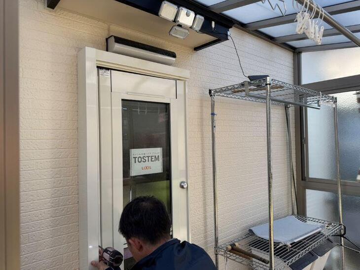 勝手口ドアを既存を壊さずにカバーする方法で新調します！【野洲店スタッフ】