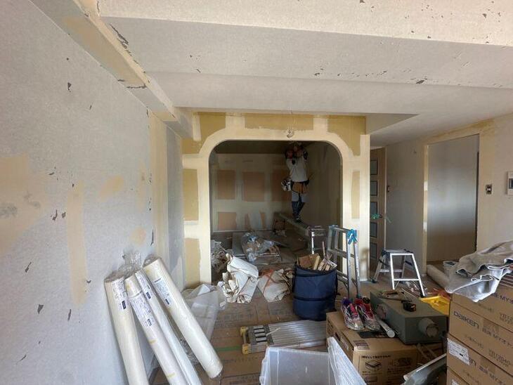 クロスの貼り替えです！クロスを捲ることから始めていきます。【野洲店スタッフ】