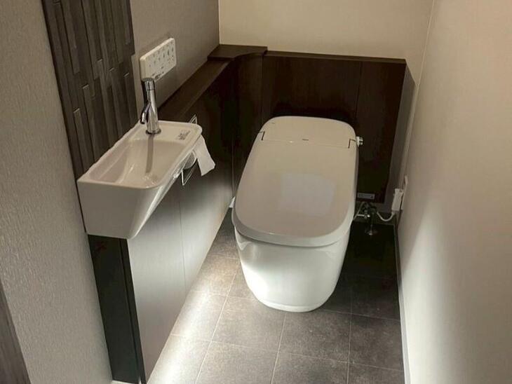 落ち着いた雰囲気のおしゃれなトイレに変身！かっこいいです。【野洲店スタッフ】