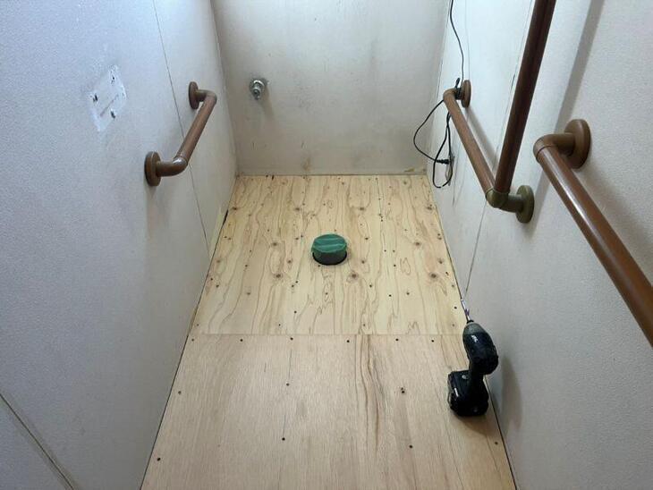 既存のトイレを外し、床の高さを上げています！【野洲店スタッフ】