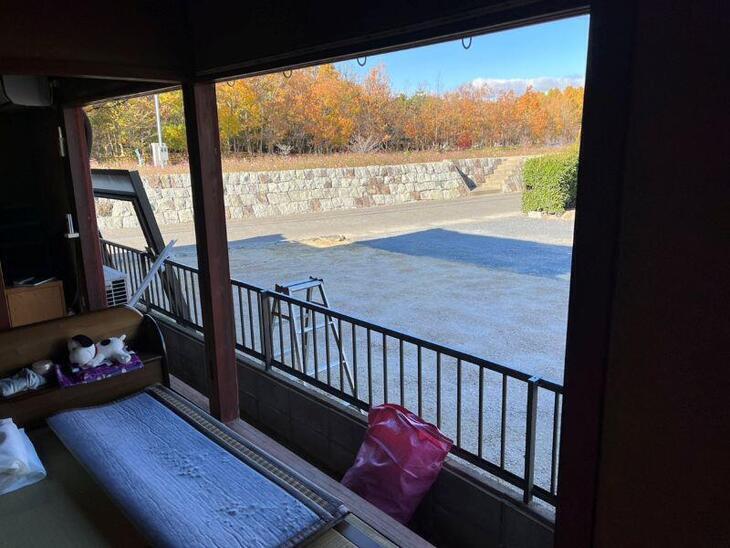 既存の窓を撤去して、新しい窓に入れ替えます！晴れてくれてよかった！【野洲店スタッフ】