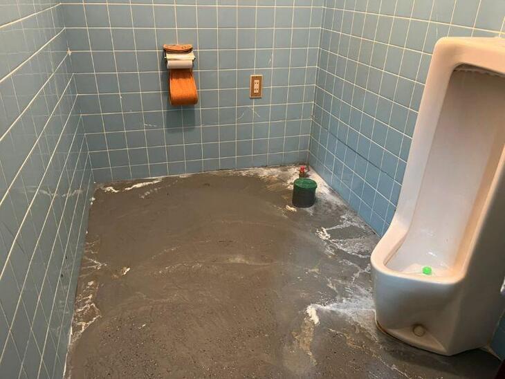 モルタルを打つために、カチオン処理（モルタルをしっかり密着させるための下地処理）を行いました！【野洲店スタッフ】