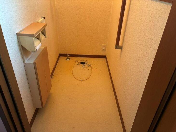 トイレを交換するにあたって既存のトイレを撤去しました。床を張替えた後、【TOTO　ZJ2】を設置します。【湖西店スタッフ】