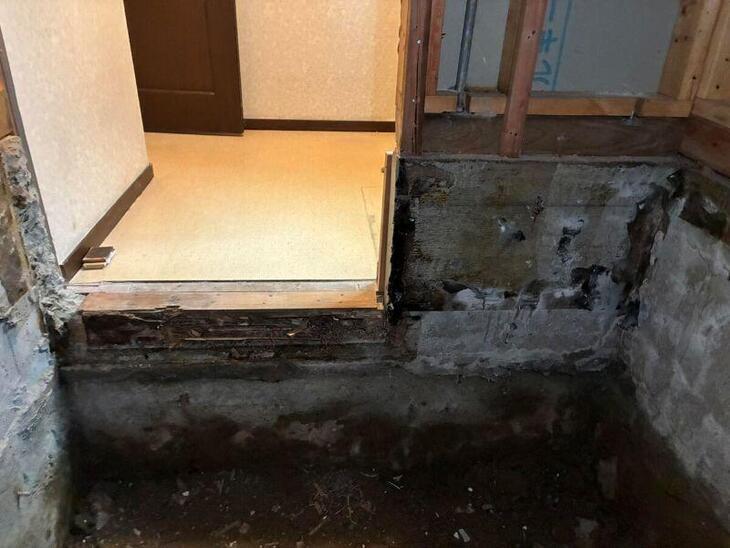 在来浴室の解体後になります。一部シロアリに食べられている部分があったのでしっかりと補修工事をしていきます。【湖西店スタッフ】