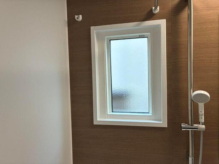 ルーバー窓から【カバー工法】でFIX窓に交換しました。隙間風でせっかくの温かいお風呂が冷えてしまう問題を解決することができました。【湖西店スタッフ】