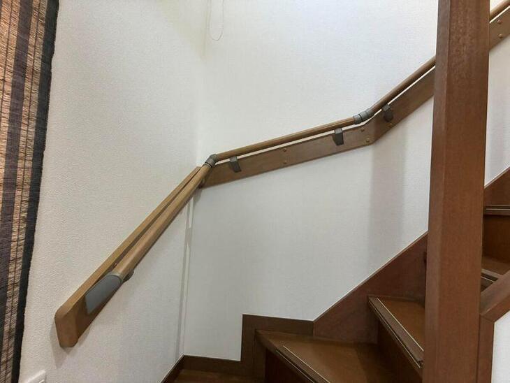 階段に手すりを取り付けました。リフォーム用の後付ベース材から設置しました。将来の備えもばっちりです。【湖西店スタッフ】