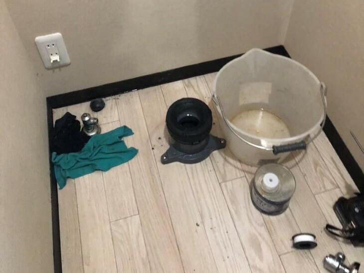 元のトイレを外しました！ トイレが無いとこんな感じになってるんやぁ【野洲店スタッフ】