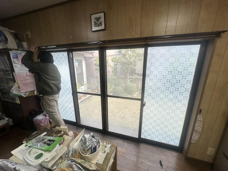 リビングの窓に内窓を取り付けます。カーテンレールの作業からしてます！【野洲店スタッフ】