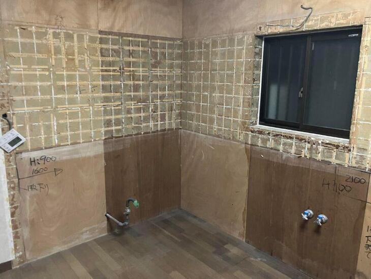 キッチン解体中になります！タイルが張ってあった壁も解体し大工さんで下地をつくっていきます。【湖西店スタッフ】