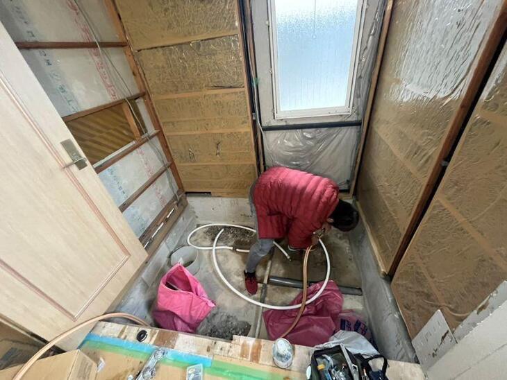 配管の仕込みをしています！早く新しいお風呂で温まりたい♪【野洲店スタッフ】