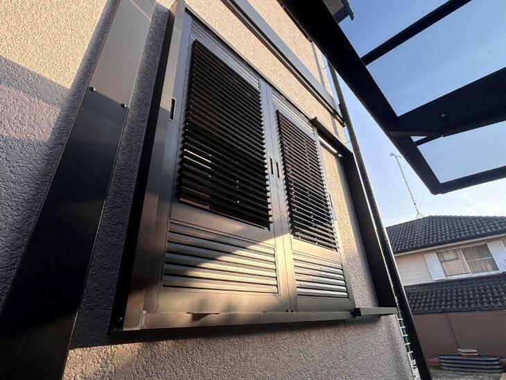 閉めたままでも室内に風や光を取り込める「採風雨戸」を設置しました。【湖西店スタッフ】