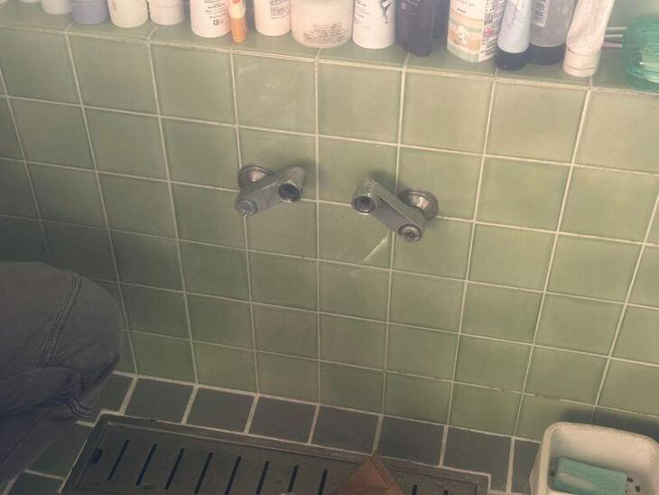 浴槽の水栓交換してます！配管が折れないように気をつけないと【野洲店スタッフ】