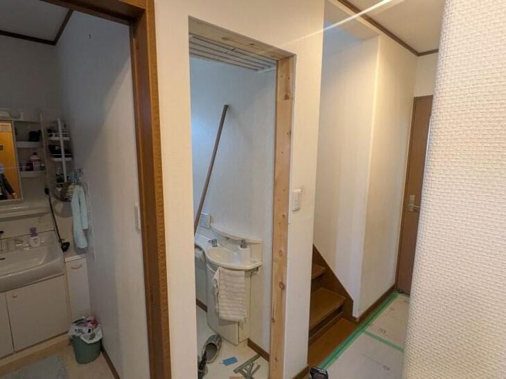 ドア枠の取り外しが終わりました！ 壁紙の張替えが無い分、より作業に繊細さが求められます。ここからが職人さんの腕の見せ所です！【野洲店スタッフ】