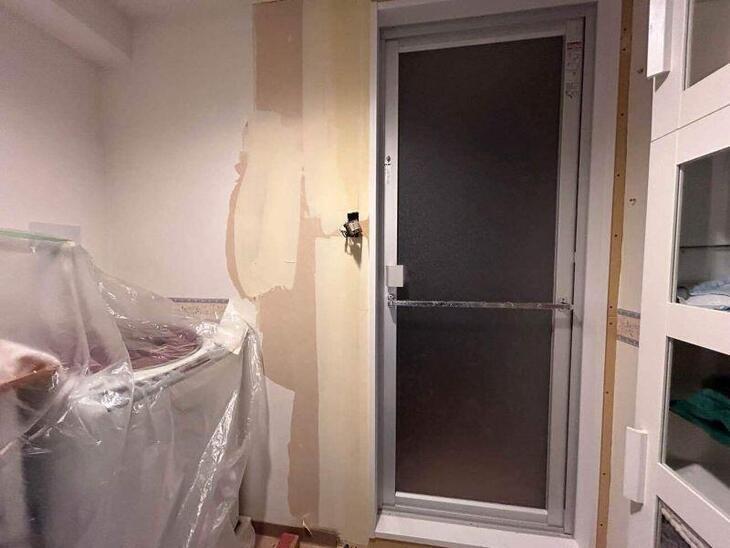 ユニットバスを組み立てました。次の工程は洗面所のクロスを張替えます。【湖西店スタッフ】