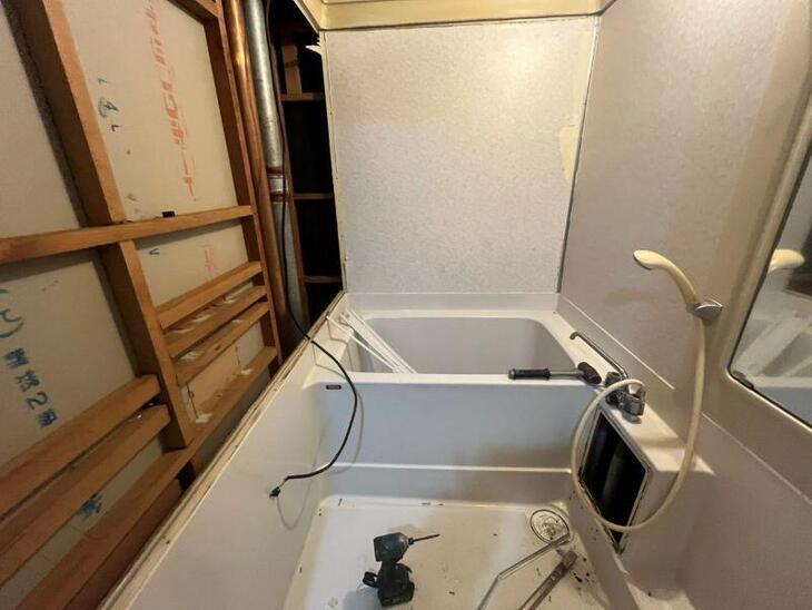 お風呂のリフォームです。まずは既存ユニットバスを解体しています！【野洲店スタッフ】