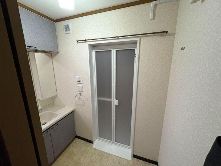浴室と洗面所のドアを取り替えました！ユニットバス交換の際は必要な工事となります。【湖西店スタッフ】