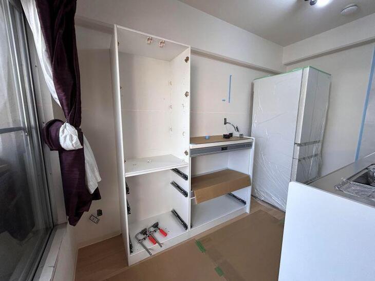 カップボードの取り付け施工中です。取り付けているのはクリナップ【ラクエラ】です。収納たっぷり！【湖西店スタッフ】