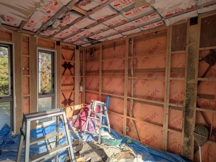 カビにやられてしまった壁をカビ再発防止のために撤去していきます！【野洲店スタッフ】