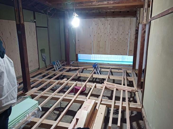 新しいフローリングを貼るための下地を組みました！【野洲店スタッフ】