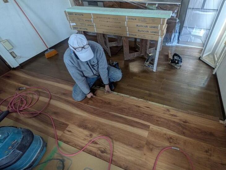 既存床のならし作業完了！これから床をどんどん上張りしていきます！仕上がりが楽しみですね！【野洲店スタッフ】