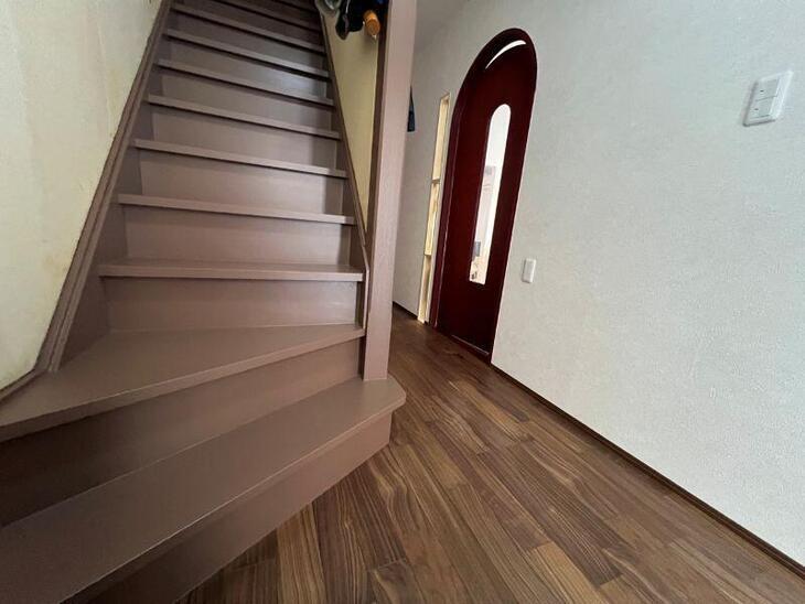 階段の塗装を行いました！塗装するだけで綺麗になりますね☆【野洲店スタッフ】