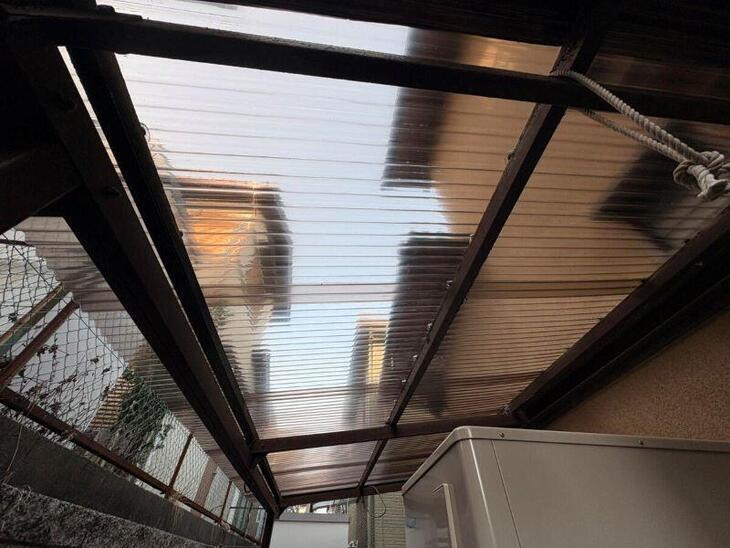 エコキュートを守るポリカ屋根を張り替えました。光も入ってきて明るくなりました！【湖西店スタッフ】