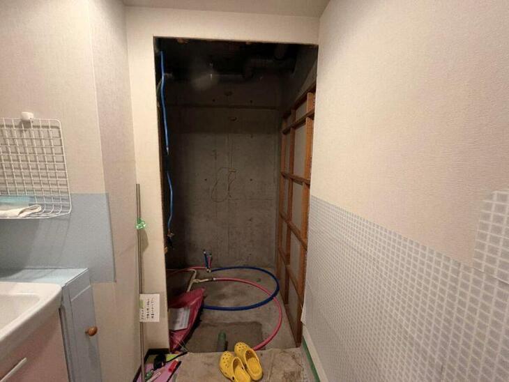 マンションのユニットバスを解体しました。今から新しいユニットバスを組み立てます。【湖西店スタッフ】