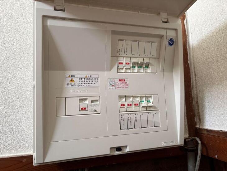 新しい分電盤を取付けました！分電盤は古くなると安全性が落ちたりブレーカーが落ちやすくなります。今の電気使用量に合わせて見直しましょう！【湖西店スタッフ】