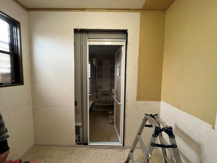 ユニットバスの組み立てが終わりました！これから入口枠と間仕切り壁の復旧作業です！【野洲店スタッフ】