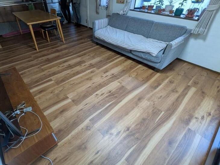 フローリングの上張りが無事完了しました！お色味も柄もお客様好みの仕上がりになり、とても気に入っていただけたようで良かったです˶ᵔ ᵕ ᵔ˶【野洲店スタッフ】