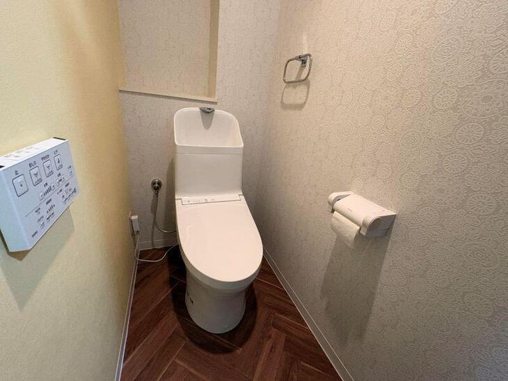 マンションのトイレを交換しました。壁･床も張替え、黄色のアクセントクロスがとてもかわいいです！【湖西店スタッフ】