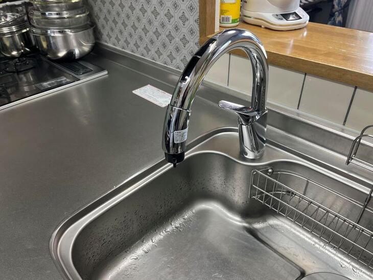 OB様よりキッチン水栓のご依頼を受け、LIXILの自動水栓（乾電池式）に交換しました。手をかざすだけで、出したり止めたりできるので衛生的ですね！【長浜店スタッフ】