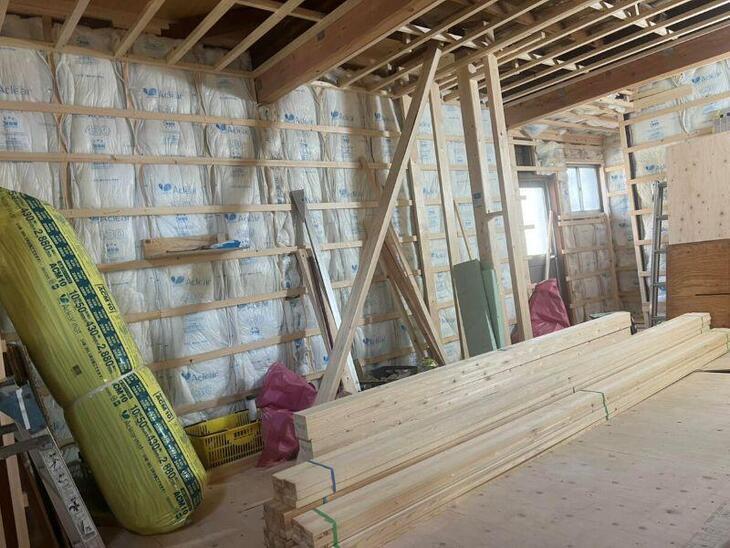 本日は壁に断熱材を入れております。 この上から石膏ボードを明日から貼る予定です！【瀬田店スタッフ】