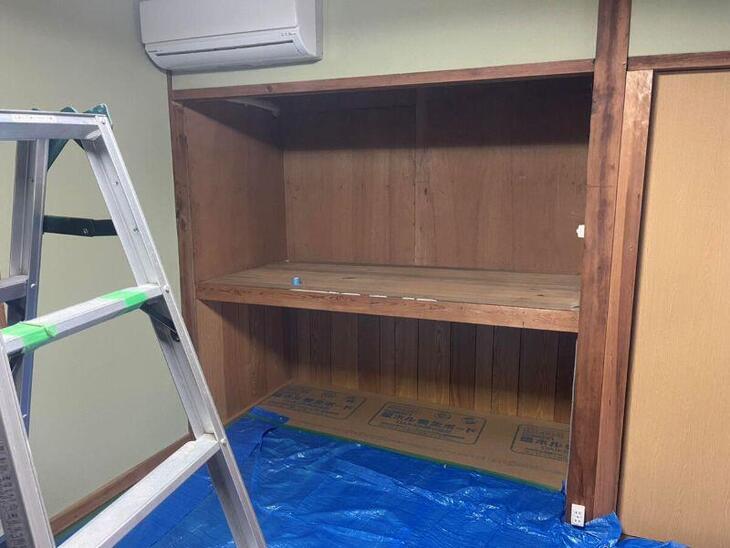 和室の改装工事がスタートしました。まずはエアコン撤去と押入れを解体していきます。【八日市店スタッフ】