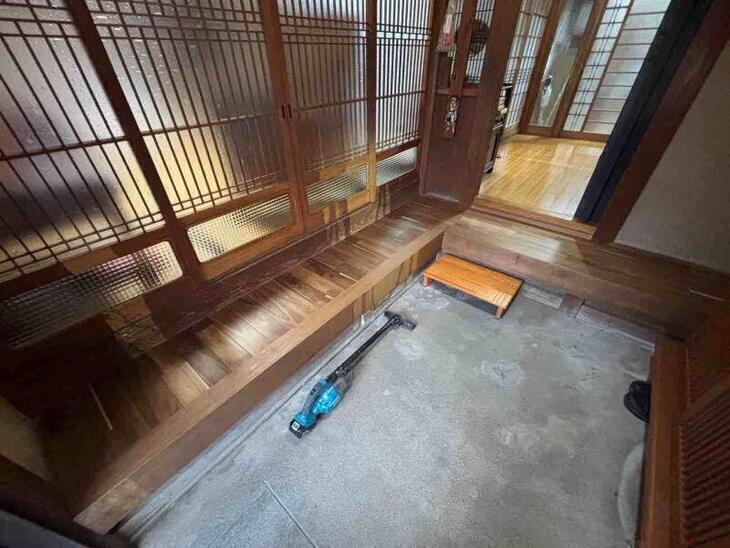 玄関にフローリングを上張りしました！きれいになって見違えました✨【湖西店スタッフ】