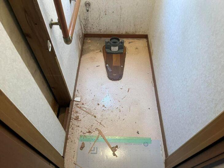 トイレの内装を一新する為、取り付けされている物を撤去していきます！【八日市店スタッフ】