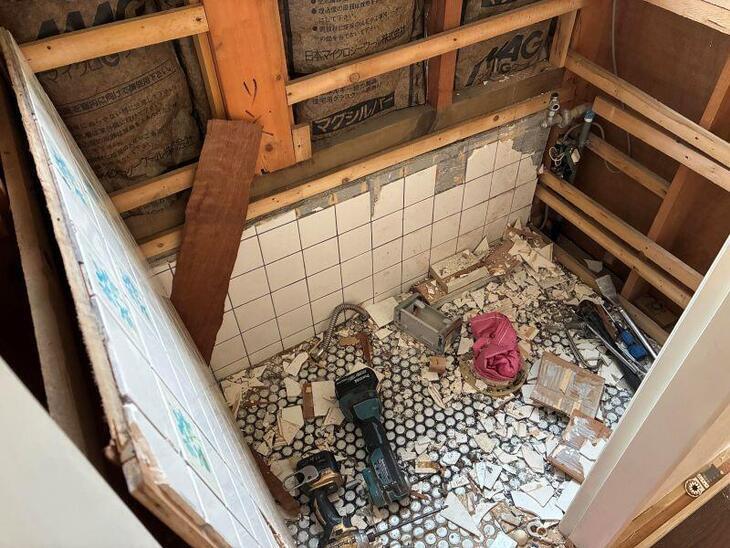 床壁がタイルでできている古いトイレを解体中の様子です！【瀬田店スタッフ】