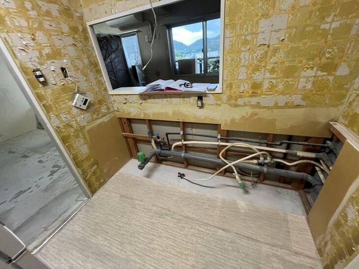 既存キッチンを解体しました。ここから電線や配管を仕込んでいきます！【野洲店スタッフ】