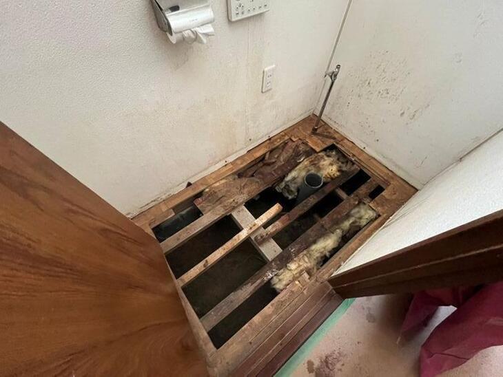 水漏れがあり、床を捲ったら想像以上に傷んでいました。直していきます！！【野洲店スタッフ】