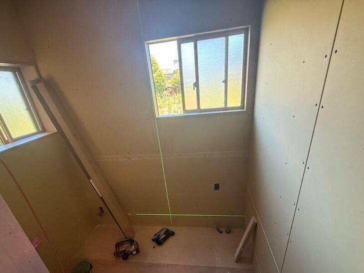 専門の道具や職人さんの技術によって正確な部屋が形作られていきます！【長浜店スタッフ】