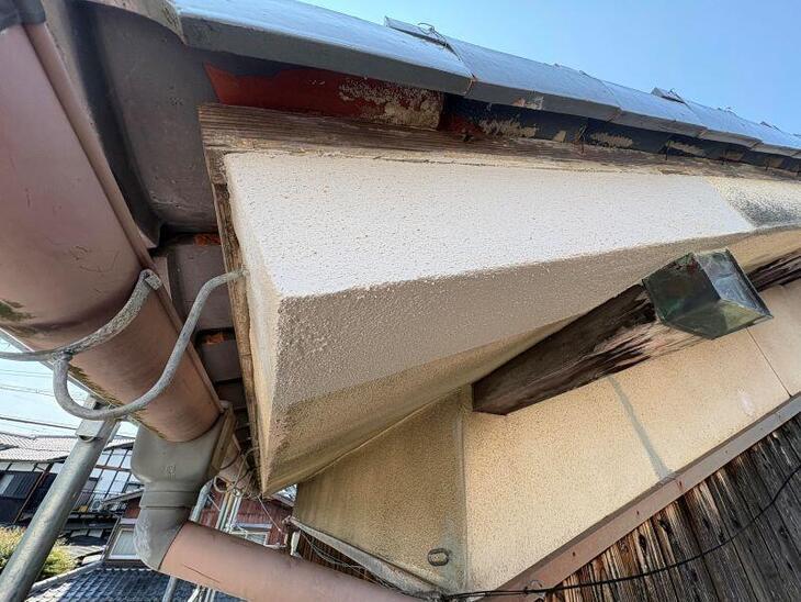 破風板を塗装しました！破風板は風や雨を遮り、屋根内部への水や風の吹き込みを防ぐための重要なものです。メンテナンス大事！【湖西店スタッフ】