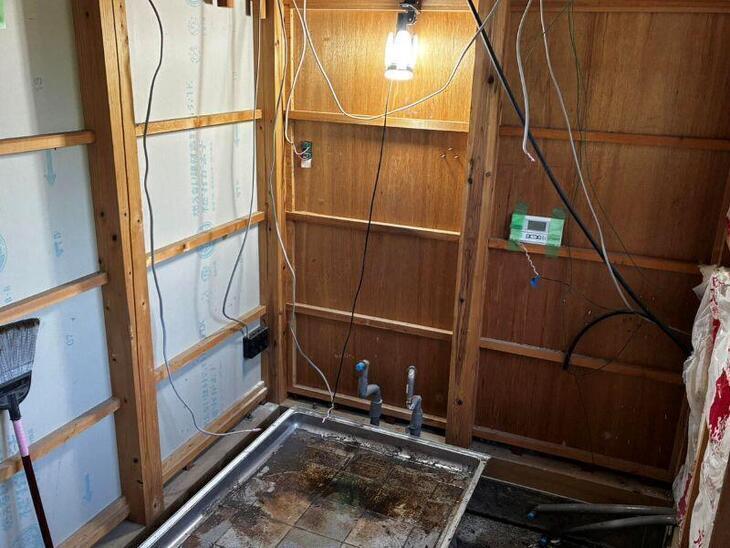新しいお風呂へ！まずは古いお風呂を解体中です。【湖西店スタッフ】