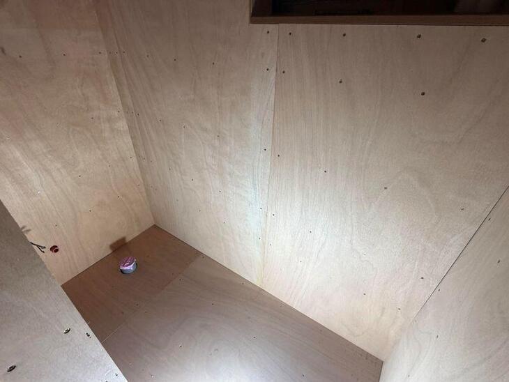 壁下地を作っています。大工さんが綺麗な面を作ってくれます！壁紙に隠れてしまう部分ではありますが、壁紙を綺麗に貼るために必要な工事！【長浜店スタッフ】