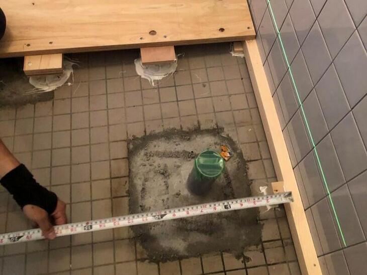 将来の安心につながるトイレのバリアフリー化工事です。床高を上げる際、便器の位置と高さを職人さんが正確に合わせてくれます！【長浜店スタッフ】