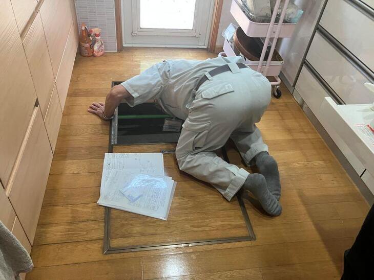キッチンの入れ替え工事の際、ガス管の移設が必要だったため点検口から床下へ潜って移設作業を行いました。【瀬田店スタッフ】