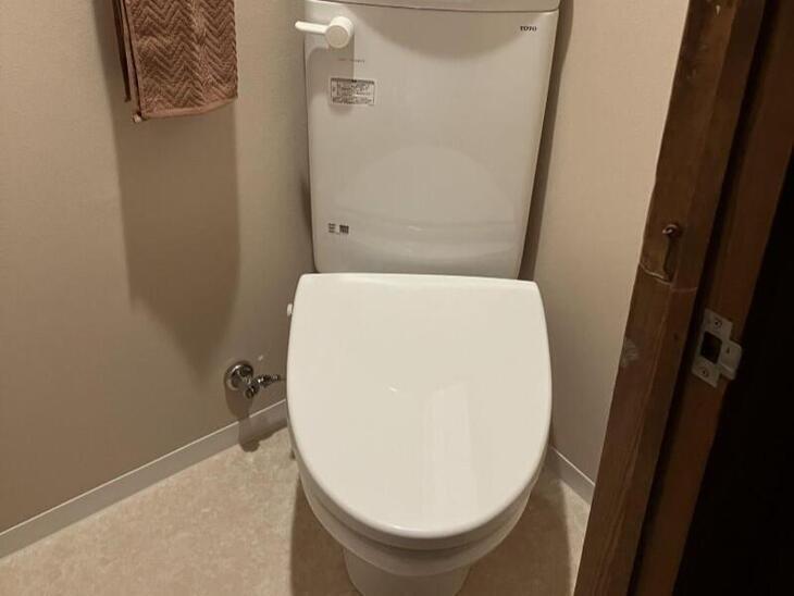 和式トイレを洋式トイレに改装しました。スペースが限られているため省スペースで取付ができるTOTOの「和式トイレ改修用便器」にて施工いたしました。【瀬田店スタッフ】