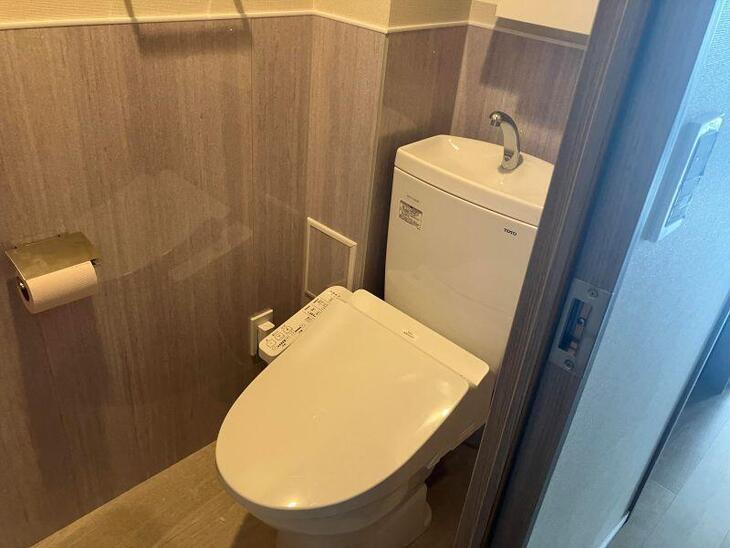 トイレの腰高までキッチンパネルを貼りました。水はねしてもお掃除しやすい！【瀬田店スタッフ】